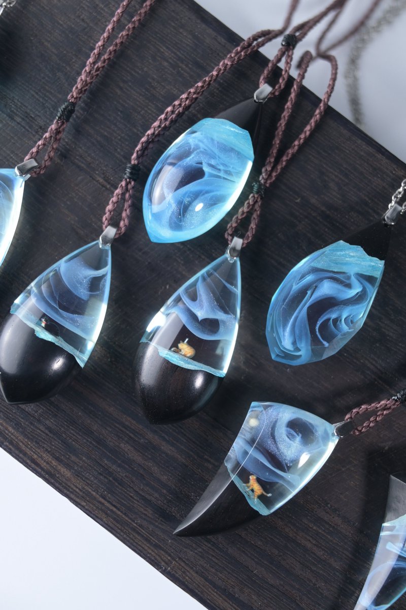 自宅で待ってる猫を連れてきてる気分になれるネックレス 猫様が家に