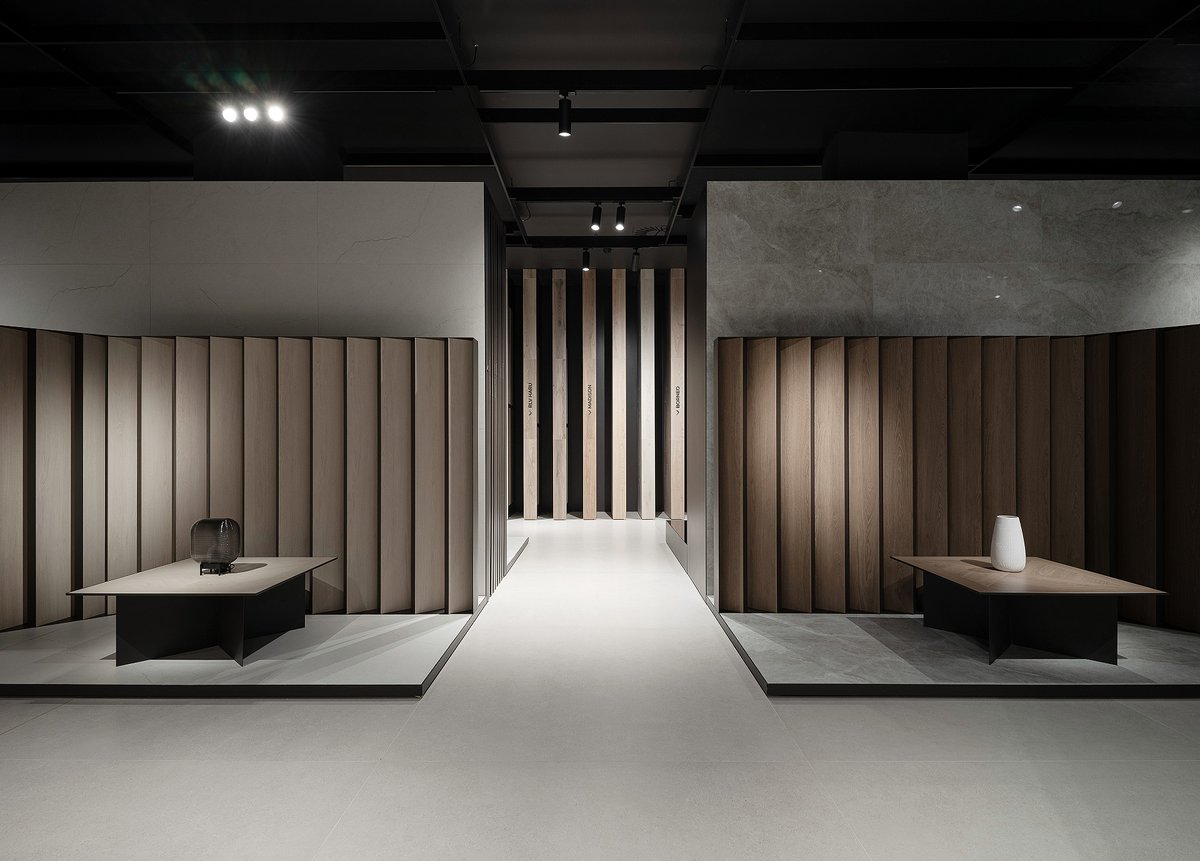 Interior_es's tweet image. Diseñado por #Summumstudio, el #interiorismo del nuevo #showroom corporativo de #Geotiles reinterpreta la #cerámica como material estructural y experiencial.
-&amp;gt; Fotografía: @fernando_alda 
-&amp;gt; interioresminimalistas.com/2026/02/19/geo…
-&amp;gt; #AMBComunica #pavimentos #revestimientos #Vilareal #Castellón