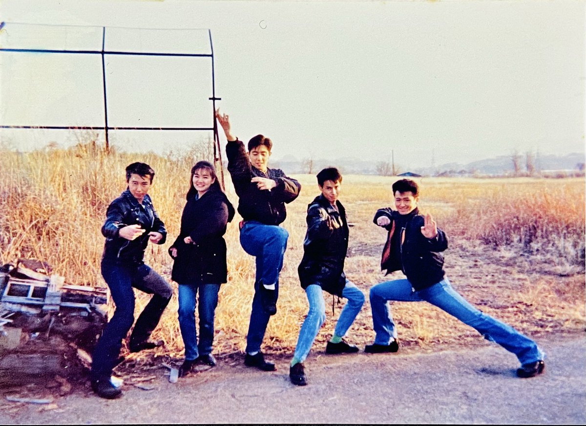 k1_wonder's tweet image. 僕の記憶の中では、恐らくこの第1話当時に撮って頂いた5ショットが 現場での初の集合写真。

当時は勿論スマホなどある筈も無くw
携帯電話の普及率もまだまだこれから（3.2%😅）‥という懐かしくも古き良き時代。

そんな33年前の今日（'93.2.19）は

我ら〝#五星戦隊ダイレンジャー〟の放送開始日✨