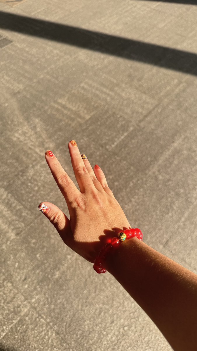 เล็บและกำไลเข้ากั๊นเข้ากัน