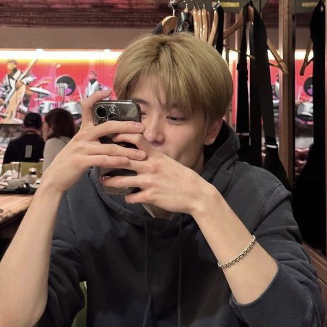 i could watch jaehyun scroll on his phone forever
