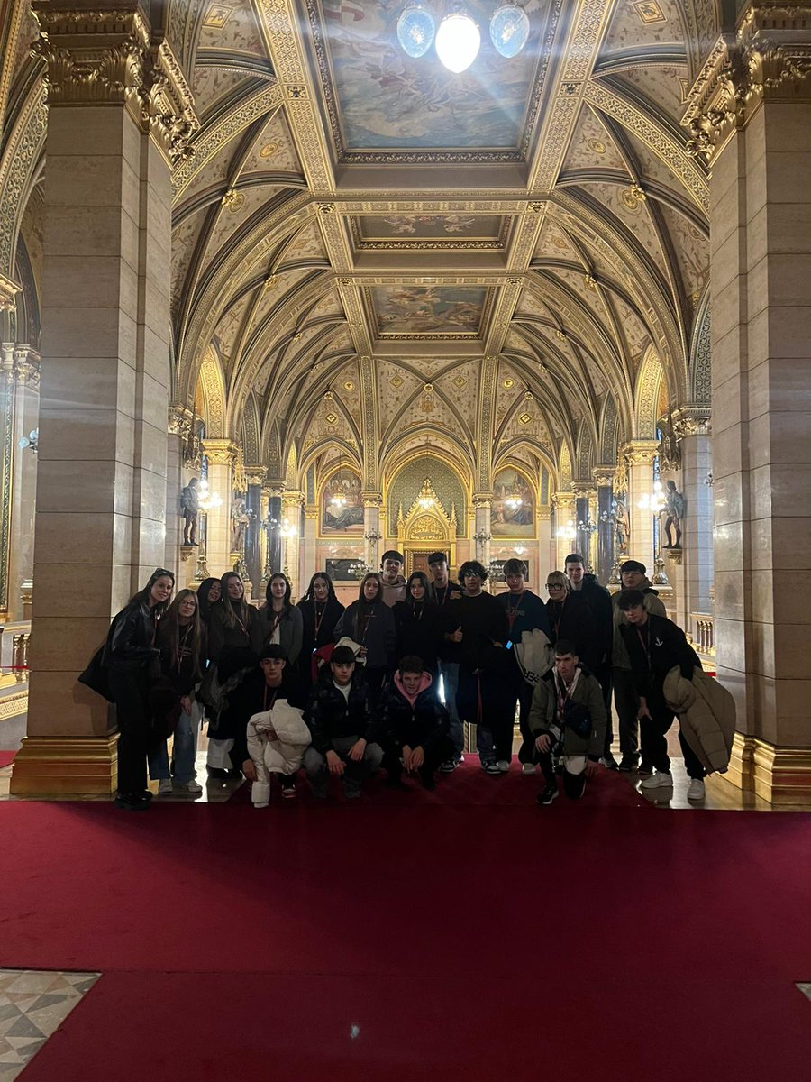 IES_Mateo's tweet photo. Visita a Esztergom y a Szentendre 
#Budapest #viajedeestudios #1Bachillerato #IESMateo_Hdez https://t.co/TMnO97QcH1