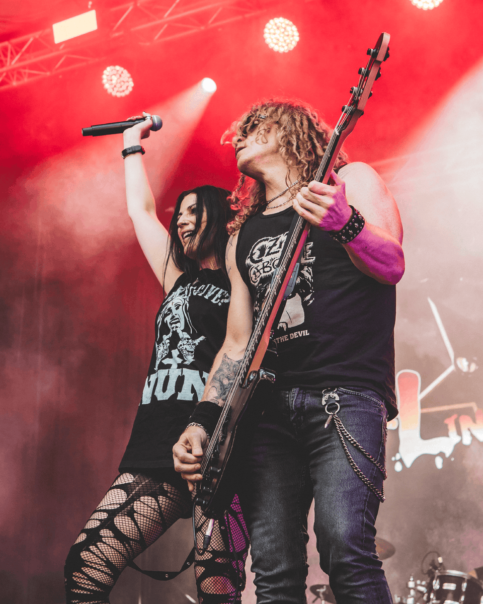 ZurbaranRock's tweet photo. 🔥 #TBT 𝗛𝗘𝗟𝗟 𝗜𝗡 𝗧𝗛𝗘 𝗖𝗟𝗨𝗕 nos hicieron saltar y cantar🎸🤘
Con Tezzi Persson al frente nos regalaron momentos que todavía retumban en la cabeza de todos ⚡🎤
¿Quién estuvo en el concierto? 🤯💥
#ZurbaránRockBurgos #ZurbaránRock2025 #FestivalGratuito #HellInTheClub https://t.co/SJ7pHO41U8