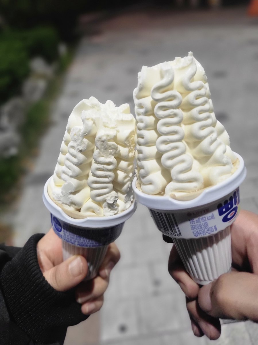 jju6306's tweet image. 추워도 아이스크림은 못참쥬? 
잠시 집 앞에 나와서 아이스크림 먹고
들어가겠슴돵!
빵빠레!! 다들 아시죠?
여전히 맛이 있네요!