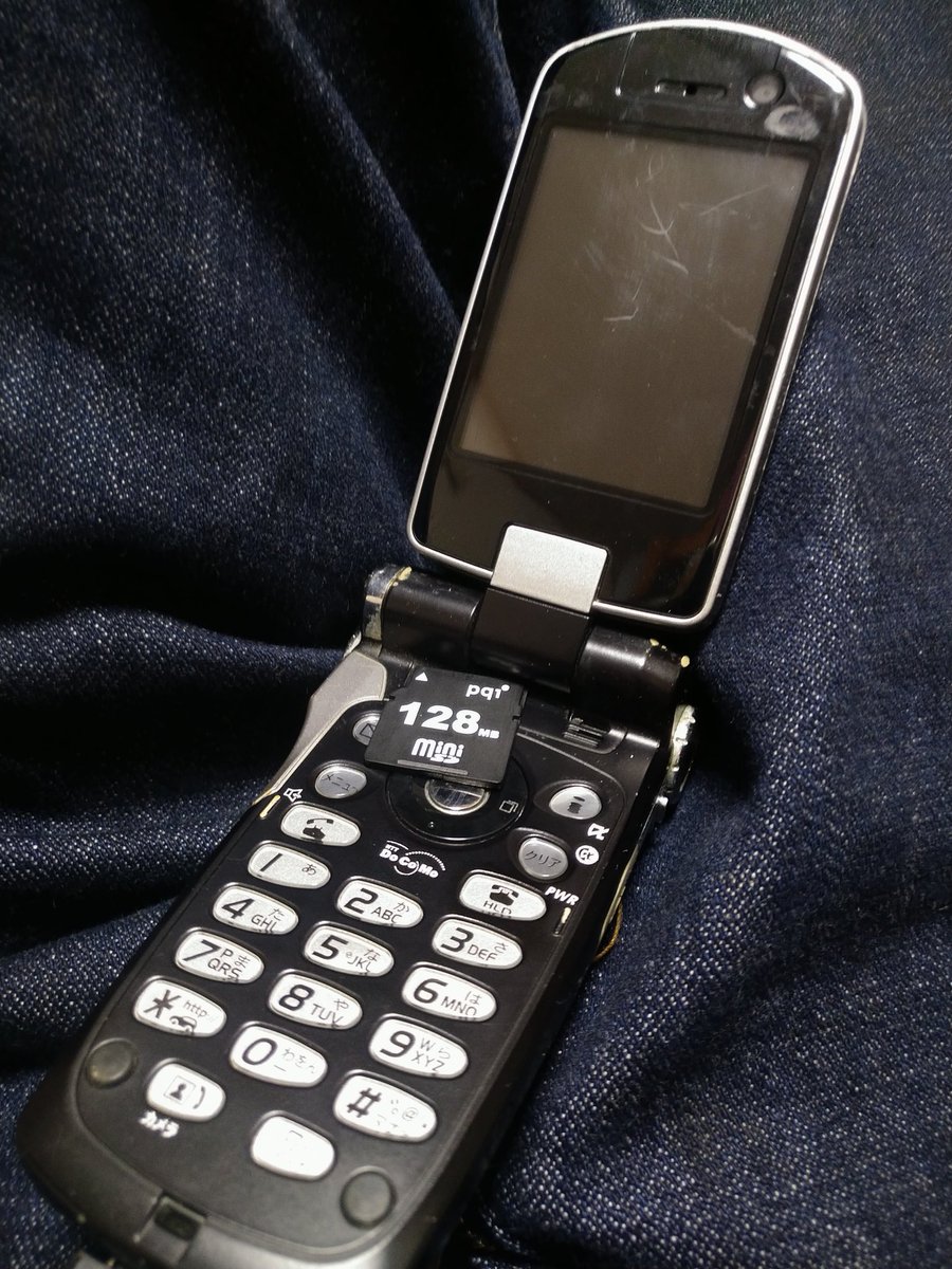 01ffAd's tweet image. 古の携帯から古のメディアminiSDが出てきた