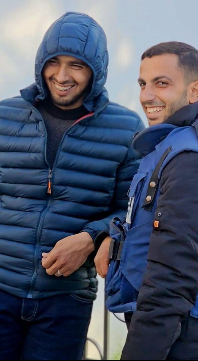 أنس الشريف وإسماعيل الغول
مهما تحدث الإعلام عنهما، فلن يعطيهما حقهما.
أنس الشريف وإسماعيل الغول، مراسلا الجزيرة، غطيا حرب الإبادة على غزة منذ لحظاتها الأولى وحتى النفس الأخير، حيث ارتقيا شهيدين وهما على رأس عملهما.
شابان في العشرينات من عمرهما، لم يعرفا الراحة ولا الإجازة، ولم