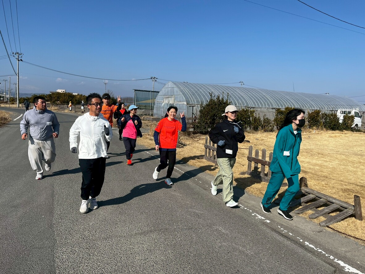 78event78's tweet photo. 2026.2.15、お天気最高！みんなで楽しく。
第6回 居酒屋亀たろマラソン、無事終了🍺 
ランチの後に、豪華スペシャルデザート投入！んま！幸せMAX。おやびんありがとう！
大会の様子は、七転八起HP（イベント）にアップしました📷
#マラソン #ランニング #居酒屋亀たろ #岩沼市 #名取市 https://t.co/VlJRKqai2i