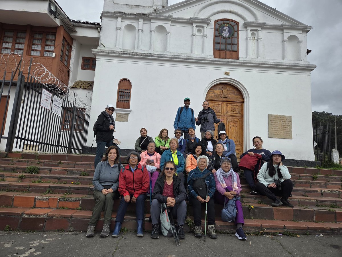 BibloRedBogota's tweet photo. 🕊️🌿 La Biblioteca Pública La Peña realizó un avistamiento de aves junto al club de personas mayores Edad Dorada. Entre cantos y cielos abiertos, compartimos saberes, memoria y conexión con la naturaleza, fortaleciendo los lazos entre comunidad y territorio. 🌳📖 https://t.co/triG4JGmfu