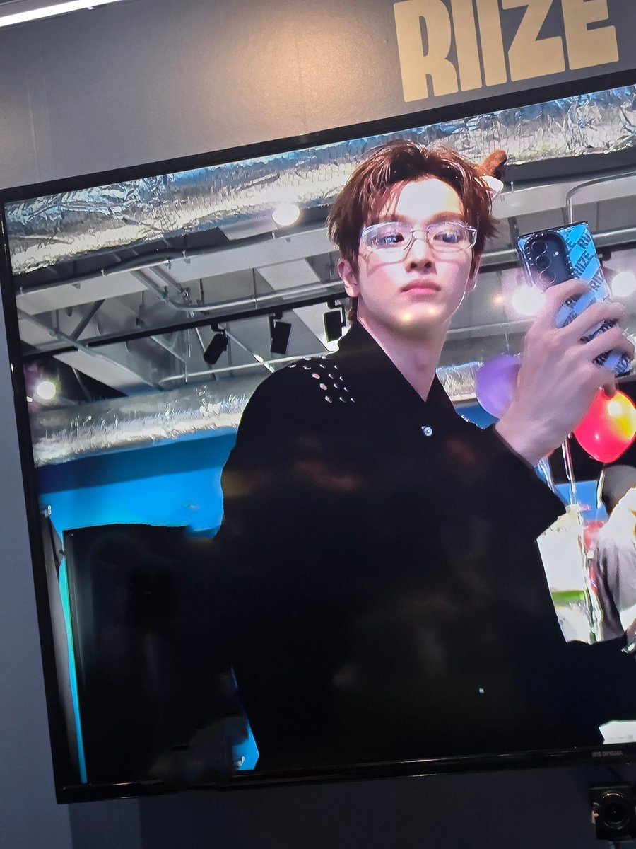 riizetalk's tweet image. 🐸💭 • 260219 
[11:52 PM KST]

how's the glasses