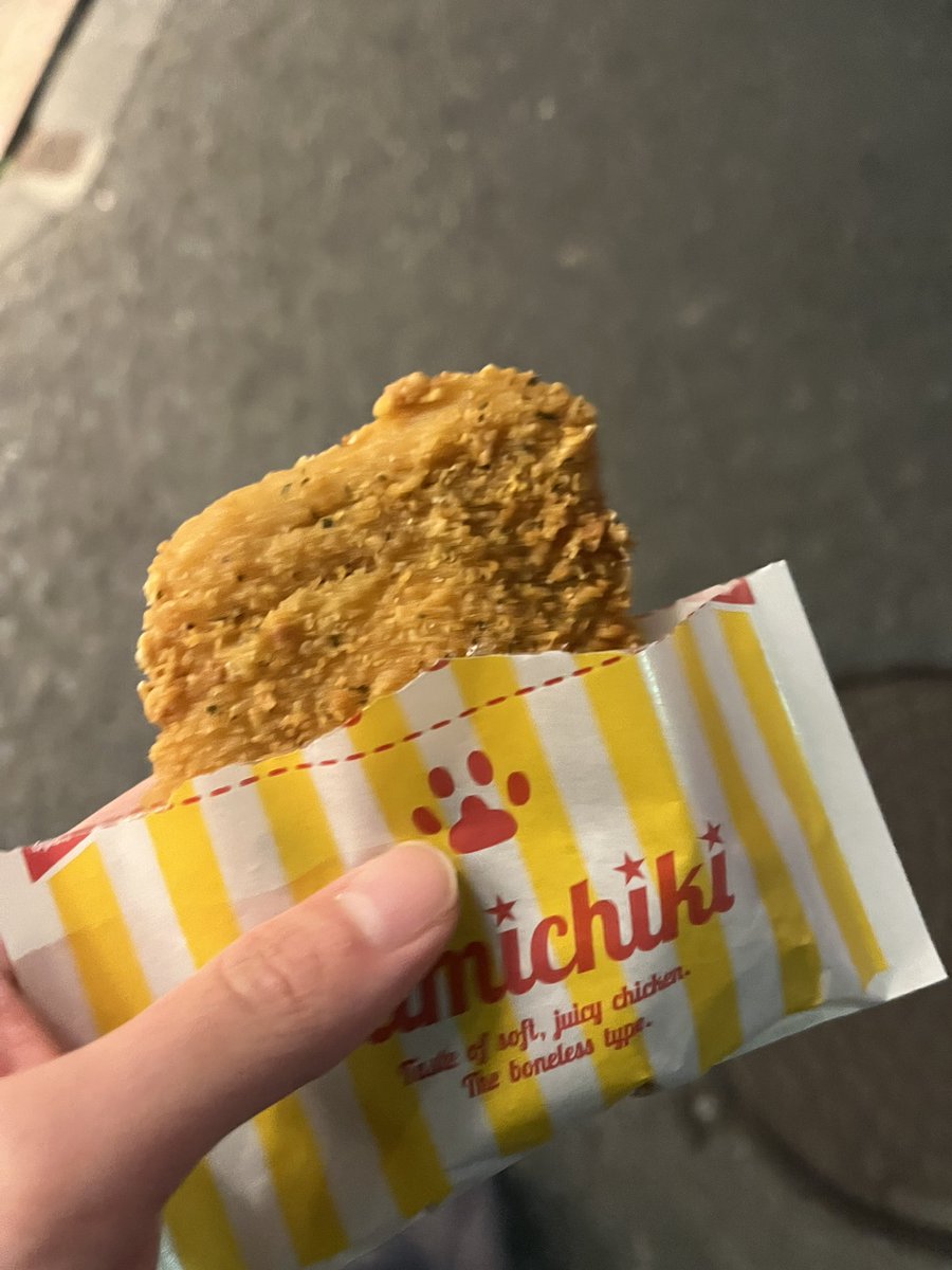 tktm_IX's tweet photo. 話題のチーズinファミチキ食べたけど流石に美味しすぎた https://t.co/JymghYDMAh