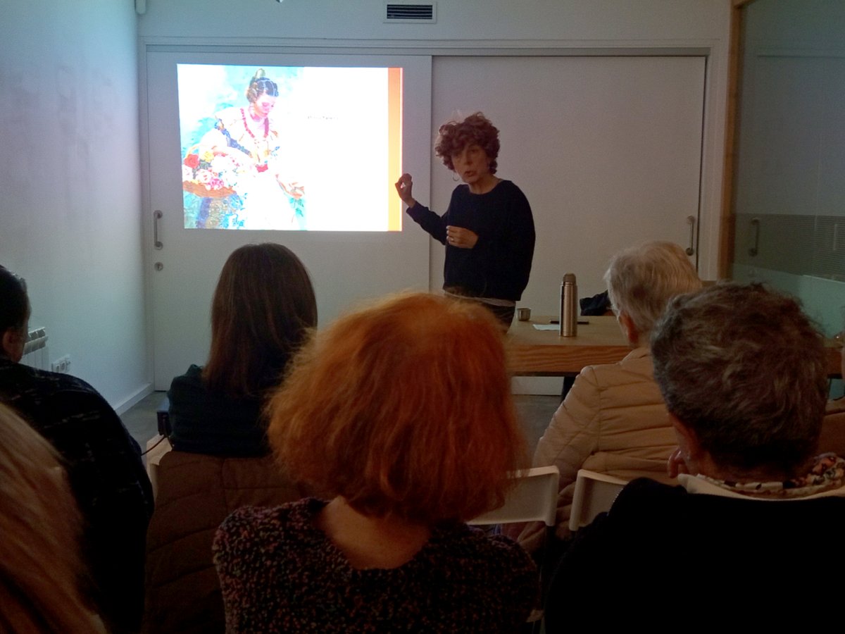 ⭐Dimarts a la tarda vam viure una trobada molt especial amb Monte Ramos, qui ens va parlar de com el món de la costura ha estat, històricament, un espai de resistència, d'economia domèstica i d'emancipació per a moltes dones.🧵✨ 
Gràcies #MonteRamos #FundacióFelíciaFuster