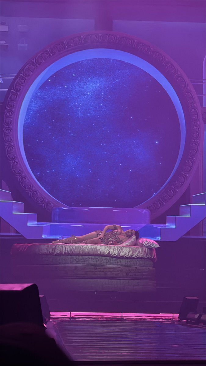 lwtsigns's tweet photo. kali uchis se quedó dormida en su propio concierto??? https://t.co/oG3Cd2hufN