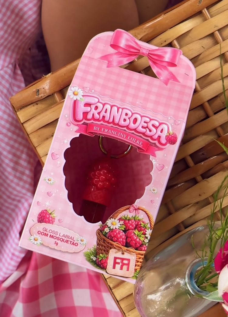 A Franciny Ehlke lançou um gloss novo e a embalagem claramente foi feita no chat gpt