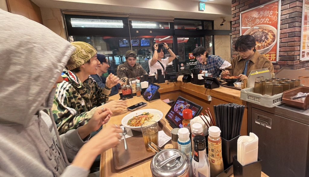 ไหนน้องนิ อย่าบอกนะว่าไม่ตื่น 5555555555555 หรือนั่งแอบอยู่