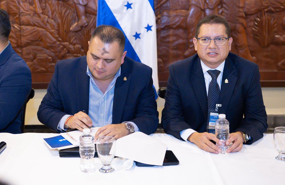 Lcastro30's tweet photo. El presidente Nasry Asfura nos ha instruido mantener un diálogo permanente con los gobiernos locales.

avanzamos junto a los alcaldes de Intibucá en soluciones para infraestructura, salud, educación y caminos productivos.

El compromiso es claro: más gestión, trabajando de la mano con cada municipio del país.