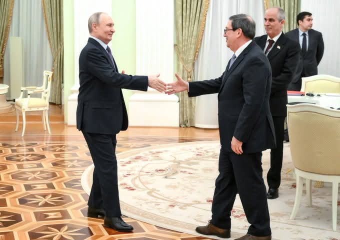 🇨🇺🤝🇷🇺 En el día de ayer, el Canciller cubano <a href="/BrunoRguezP/">Bruno Rodríguez P</a> agradeció al Presidente Vladimir Putin por recibirlo como Enviado Especial de #Cuba, reafirmando la amistad histórica y el apoyo de #Rusia frente al bloqueo. 
#CubaNoEstáSola