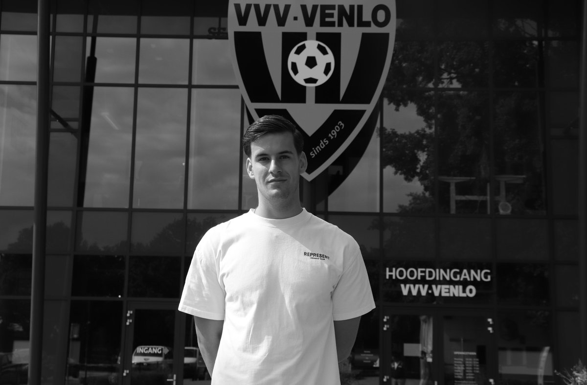 𝐀𝐩𝐩𝐥𝐚𝐮𝐬 𝐢𝐧 𝟐𝟐𝐬𝐭𝐞 𝐦𝐢𝐧𝐮𝐮𝐭 𝐯𝐨𝐨𝐫 𝐓𝐨𝐦 💛🖤

VVV-Venlo staat vrijdag tijdens de thuiswedstrijd tegen TOP Oss met een applaus in de 22ste minuut stil bij het plotselinge overlijden van Tom Eijkelenberg (22). Dit seizoen liep Tom in de eerste seizoenshelft