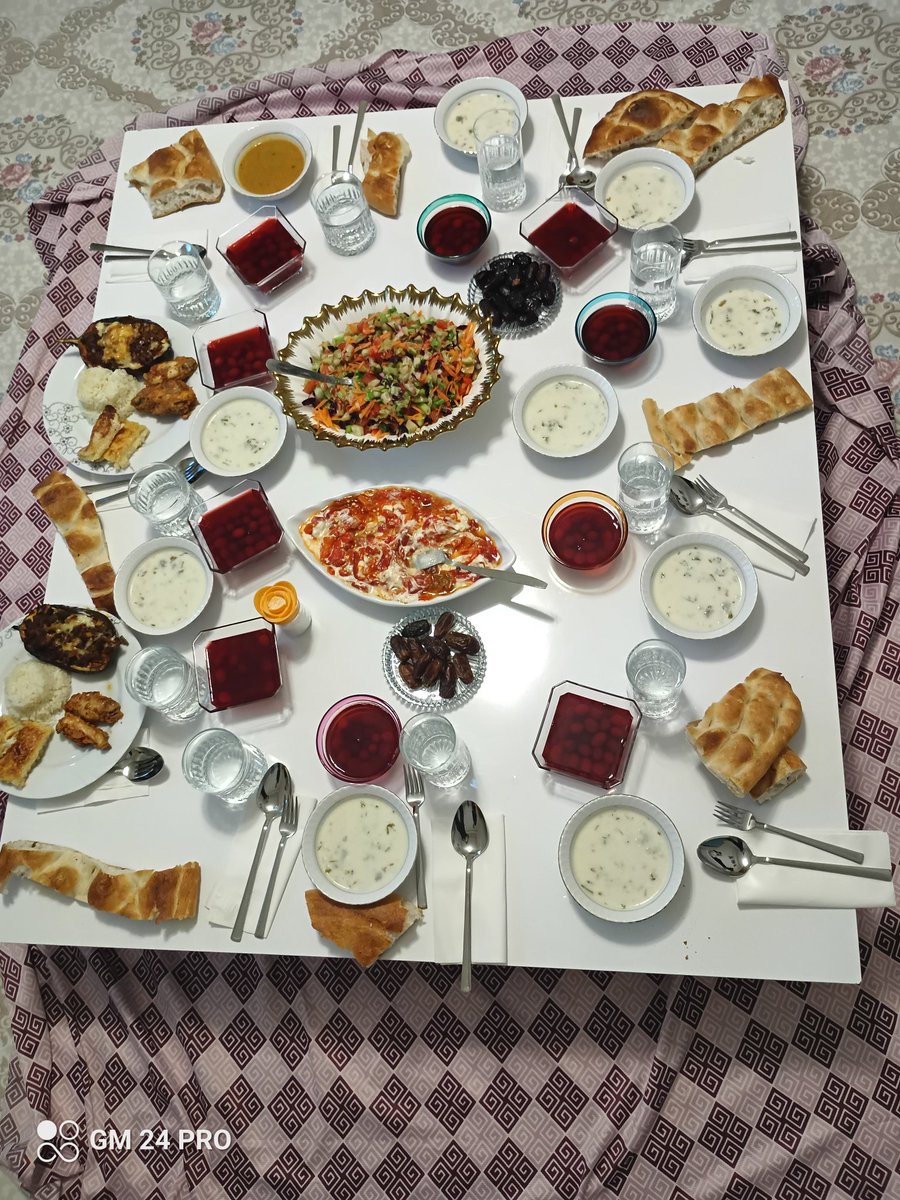 İlk iftar sofrası ana yemek ve tatlılar henüz konulmadı onlarda gelicek  herkese afiyet olsun iyi akşamlar
