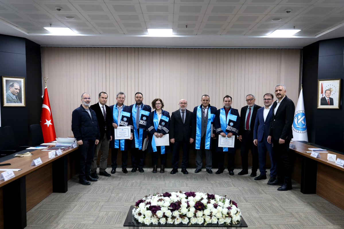 Üniversitemiz Senato ve Yönetim Kurulu Toplantılarını gerçekleştirdik.

Toplantı öncesinde Uygulamalı Bilimler Fakültemizde, İlahiyat Fakültemizde ve Teknik Bilimler Meslek Yüksekokulumuzda profesörlük kadrosunu atanan öğretim üyelerimizin cübbelerini giydirdik ve belgelerini