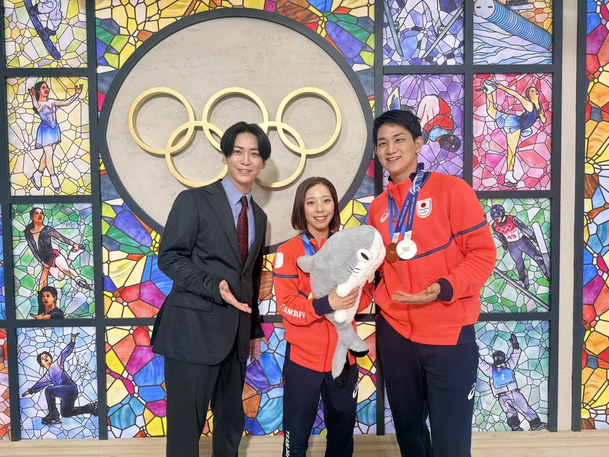 亀梨和也さんにインタビューしていただきました。

そのときのお写真　with
私たちが大事にしているファンの方からいただいたサメのぬいぐるみ「シャー子」です。
サメなのに手足＋肉球がついていて、なんとも言えない表情がチャームポイントです🦈

#milanocortina2026