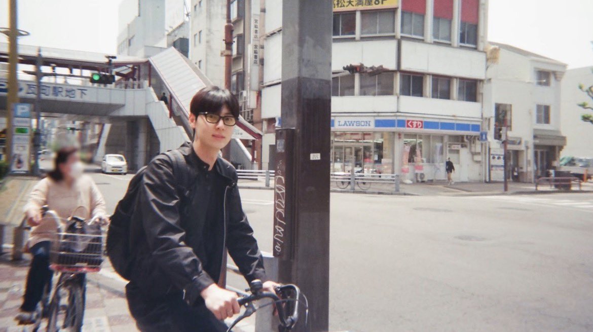 그리구 민현이가 초등학교 동창 비연예인 친구들과 지금까지 무려 19년 간 인연을 유지하고 있다는 것두 참 마음이 좋아.. 🫂 연예계 생활 중 지치는 일도 많을 거고 속 털어놓기 어려울텐데 황도들이 미처 닿지 못하는 부분에는 친구들이 든든히 서 있겠지 생각하면 마음이 놓여 ❤️‍🩹