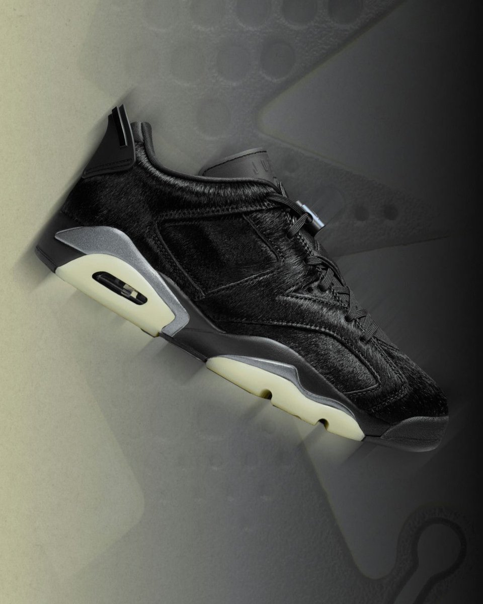 black jordans at foot locker