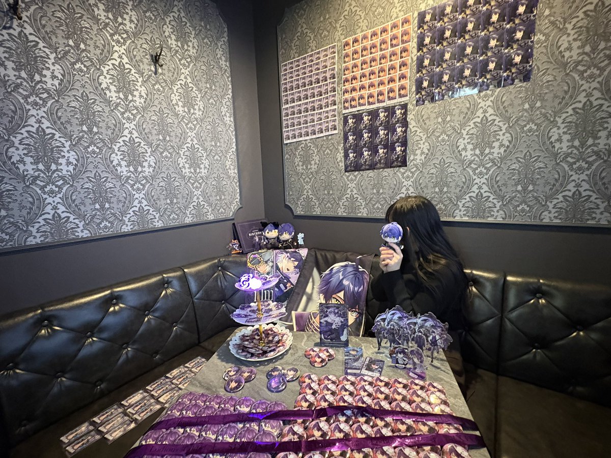 キスイン素敵よ😭‼️‼️ 後ろに貼ってある紙類ほんとにすごすぎる