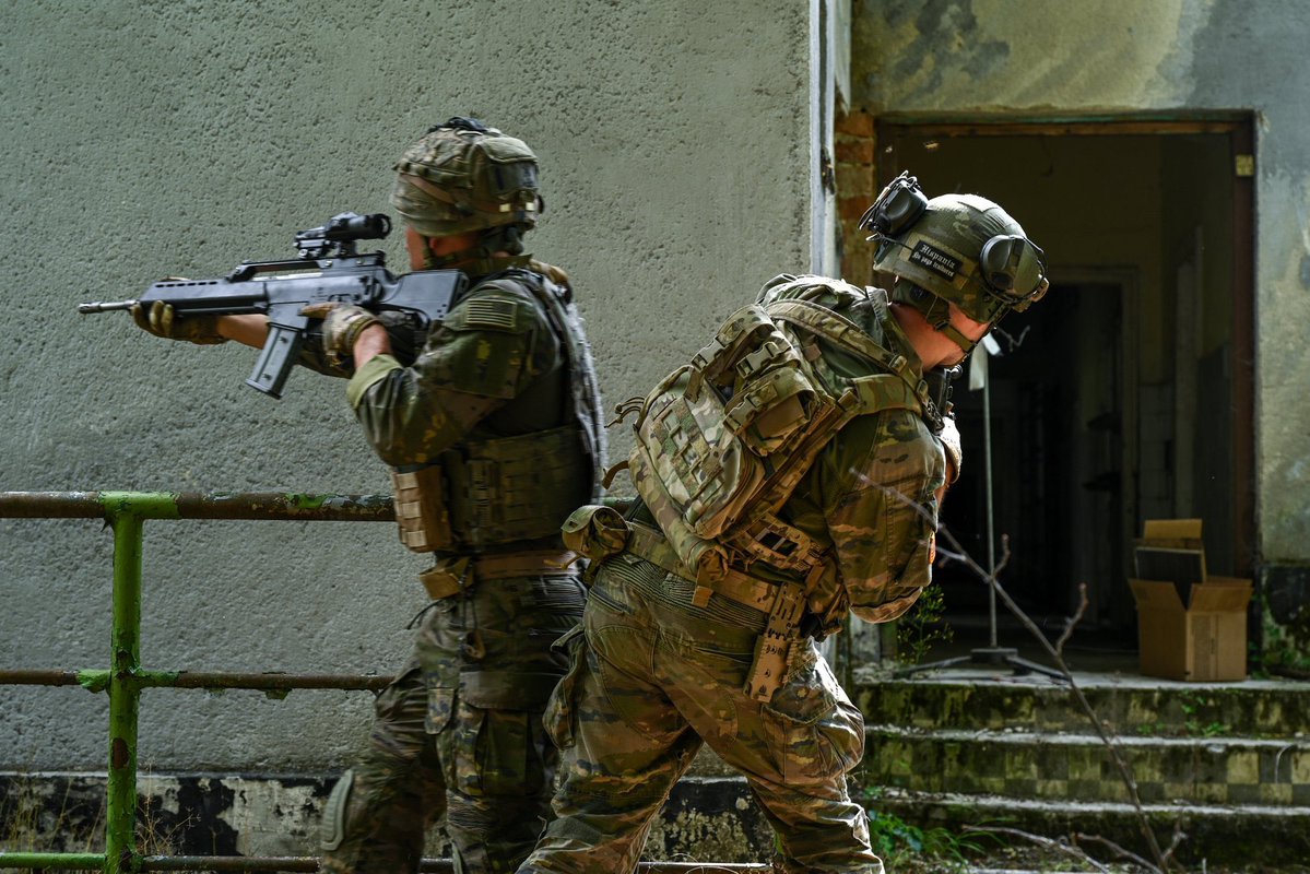 🇪🇸🇭🇺Legionarios españoles durante el ejercicio "Saber Guardian 25 "en Camp Wolf, Hungría. 

España desplegó alrededor de 1.400 efectivos de sus unidades terrestres y aéreas, destacando la participación de 450 militares y 130 vehículos en esta última etapa.