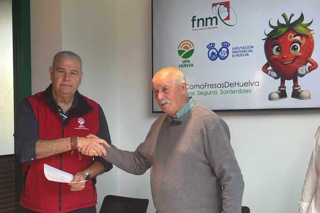 Los compañeros de <a href="/upahuelva/">UPA Huelva 🍓</a> incorporan a otro importante colaborador a la campaña #YoComoFresasdeHuelva. La empresa FNM será la encargada de suministrar las 🍓🍓 de la variedad Marisma, originales de Huelva, para las más de 20.000 personas de 19 ciudades. <a href="/ManuelPiedraCh/">Manuel Piedra Chaves</a> <a href="/DipuHU/">Diputación de Huelva</a>