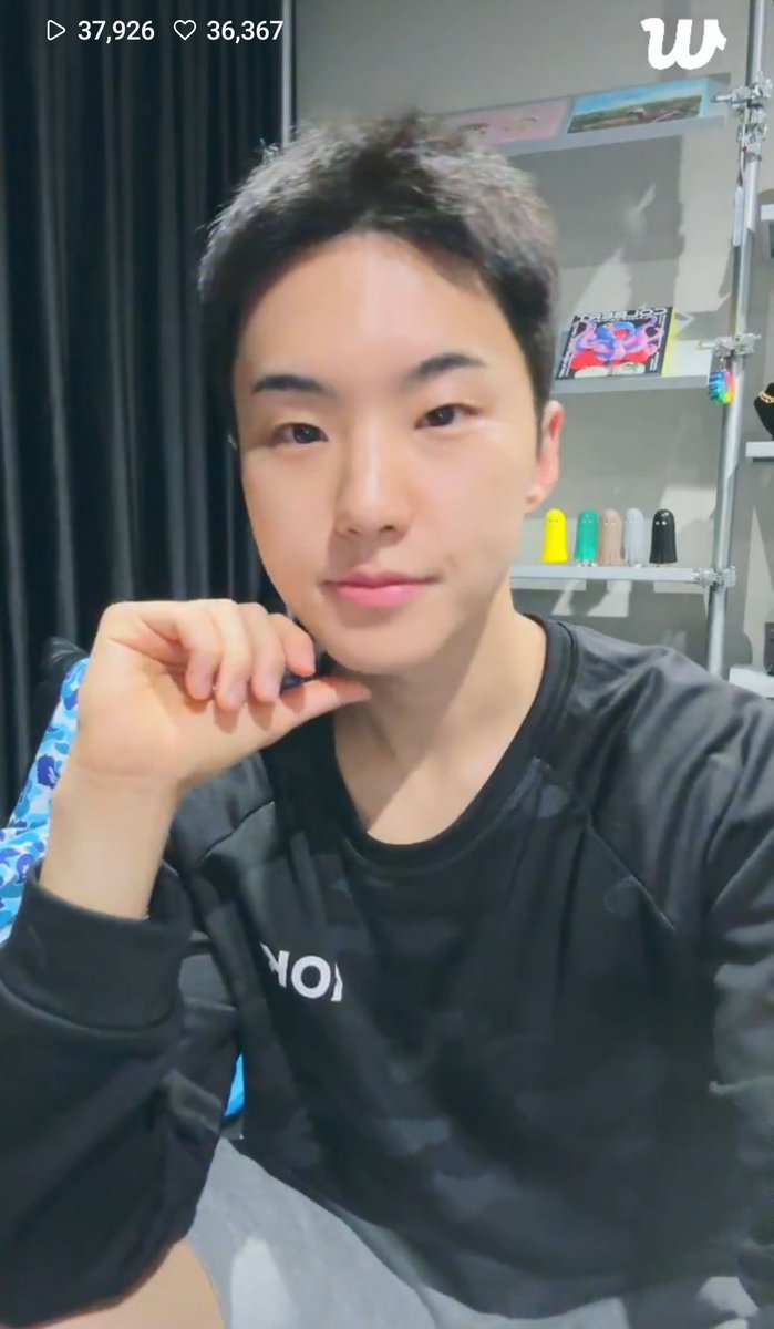 kwon soonyoung has been so active and doing multiple lives… it heals a part of me ❤️