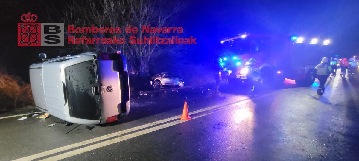 bomberos_na's tweet photo. Intervenimos la noche del #miércoles en la N-121-A en #Arraitz-Orkin (#ULTZAMA) tras la colisión frontal de dos vehículos
Dos personas trasladadas al #HUN
#ParqueTrinitarios
#ParqueOronoz
#J21
@salud_na
#SVA
#SVB
@policiaforal_na https://t.co/36h2GqylzP