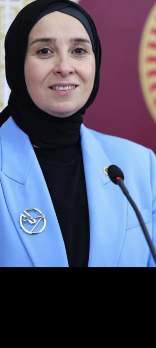 Yesimcarpediem1's tweet photo. Çocukluk aşıları zorunlu olsun diyen Deva Partisi Milletvekili Esin Esen ' in taşıdığı brosa dikkat edin

Bu kolyedeki sembol, gönye ve pergel (square and compass) olarak bilinir. Bu, Freemasonry yani Türkçede Masonluk örgütünün en tanınmış sembolüdür.

Özellikle mavi giyinmiş
Mavi renk üçüncü derecede üstad mason rengidir 

Epstein Adasında da tapınak ve çoğu renk mavi idi 
Mavi loca denir( blue lodge/
Bunların hala iyi niyetli olduğunu düşünen var mı ?