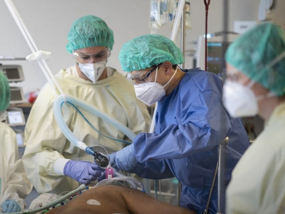 BurkhardtPhilip's tweet image. Der Bund muss Schweizer Spitälern die erlittenen Ausfälle aufgrund des Verbots von nicht dringenden medizinischen Eingriffen in der Anfangszeit der #Corona-Pandemie 2020 nicht entschädigen.
Das #Bundesgericht hat die Klage einer Spitalgruppe gegen den Bund abgewiesen. (1/4)