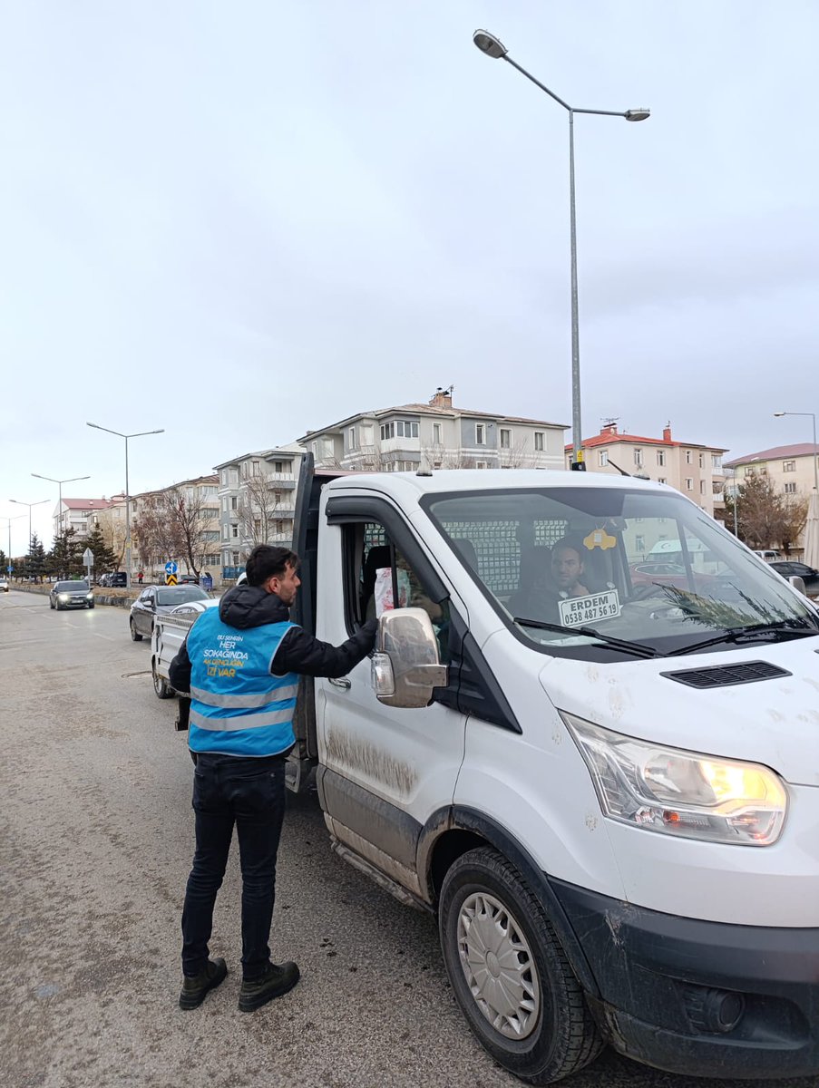 AkAziziyeGK's tweet photo. ⏳ İFTARA 🖐️ KALA AK GENÇLİK AZİZİYE YANINIZDA

#iftara5kala programımız bugün başladı.
İlk günde de gönüllere dokunmaya, iftara yolda yakalanan hemşehrilerimizin yanında olmaya devam ettik. 🌙✨ https://t.co/JvjXqbGm2i