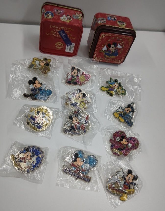 香港10周年時に発売のピンも、過去の各年の復刻版の方がキラキラしてて