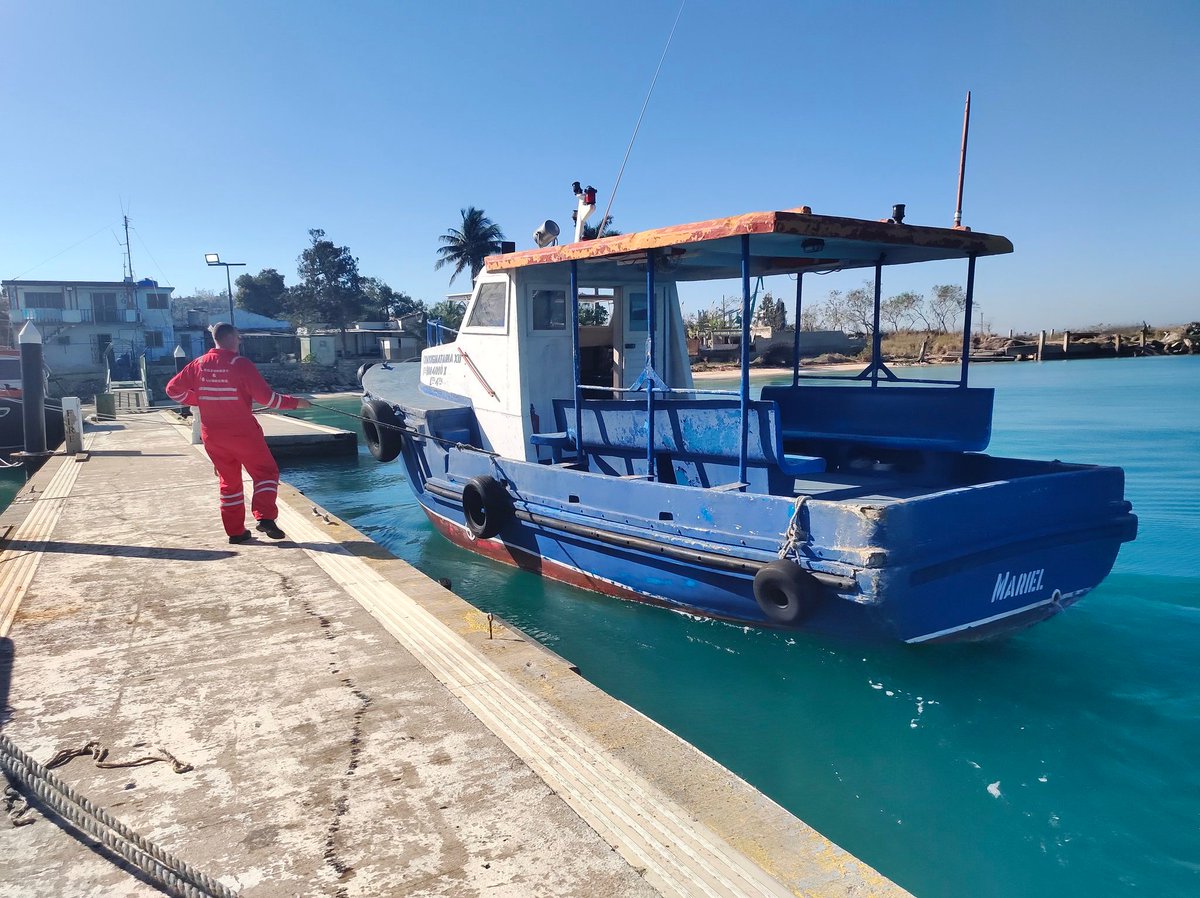 SMM S.A. sigue trabajando con compromiso y dedicación 🇨🇺.  
Realiza mantenimiento a la lancha de practicaje para continuar garantizando la eficiencia en las operaciones. 🚤
Nuestra lancha de pasajeros se mantiene en plena actividad, asegurando el servicio que nos distingue.