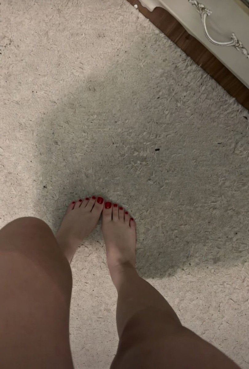 QueenFeetyy's tweet photo. Quelqu’un pour mon shopping ?
J’attends bande de soumis 

#moneyslave #domina #pieds https://t.co/NGeFre5pLL