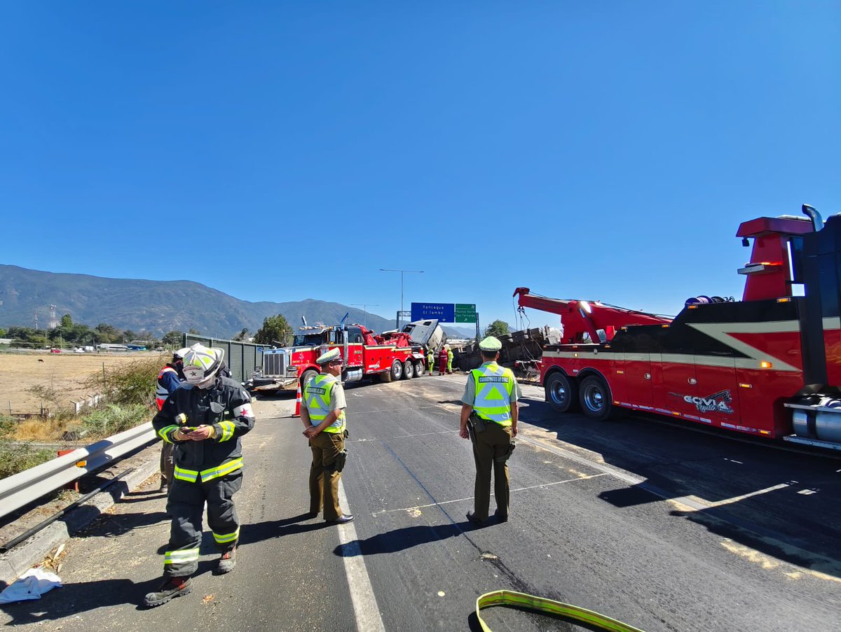 Se informa volcamiento de camión que transportaba asfalto líquido en Ruta 5 Sur km 135,600, paso superior ingreso Norte #SanFernando, manteniéndose corte total en ambos sentidos por derrame de carga y riesgo en la vía. @Carab_ohiggins coordina desvíos mientras se desarrollan