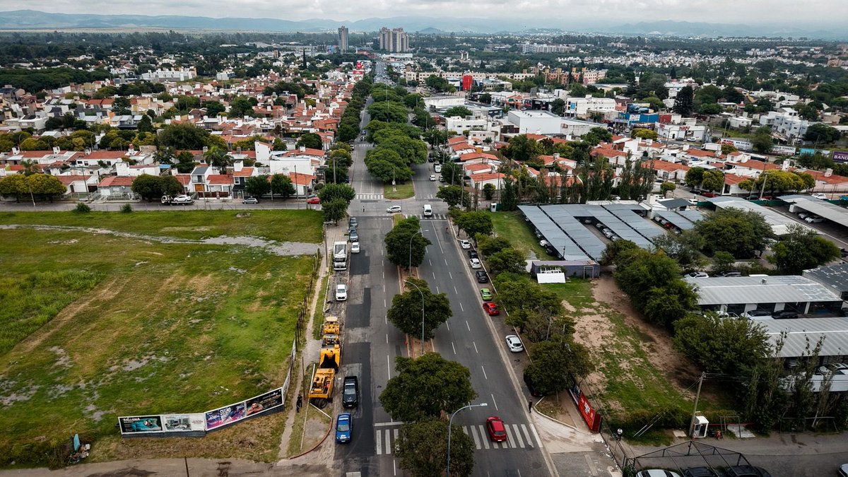 miguelsiciliano's tweet photo. PUSIMOS EN MARCHA 18 FRENTES DE OBRA PARA REPARAR CALLES Y AVENIDAS

Junto a @MartinLlaryora, @PasseriniOk, vecinos y comerciantes de la zona, recorrimos los trabajos de fresado y bacheo que estamos realizando en Duarte Quirós al 5000.

Es parte de un Plan de reparación de calles y avenidas que desde la Provincia pusimos en marcha junto a la Municipalidad. Los 18 frentes de obras se suman a los 12 que ya estaban activos, llegando a los 30, con tareas en las principales arterias en una primera etapa, volcándose luego a diferentes barrios.

Con trabajo conjunto y un Gobierno que invierte y hace, mejoramos la calidad de vida de los vecinos. Sigamos juntos, transformando a #Córdoba.