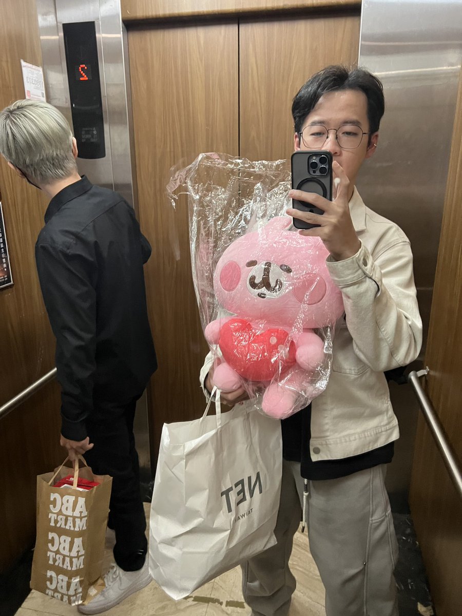 Loadingding1230's tweet photo. 這個男人
五年不回我訊息
還去交了個女友
回來就坑我一餐
還默默上去裕隆城7樓
拿了隻卡娜赫拉給我

好吧原諒你🥰

想當年大直���新的那個營區
他是樓上志願役弟弟
相認之後在營內營外翻雲覆雨
退伍後也都還可以繼續

怎麼就跟女人搭上了呢🥲 https://t.co/5BW5spWObG