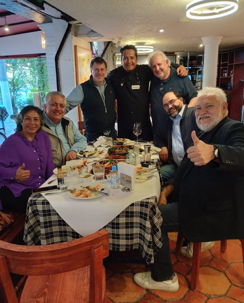 Jóvenes de la generación z se reúnen para hacer planes de acabar con la #4T 🤣🤣🤣🤣🤣