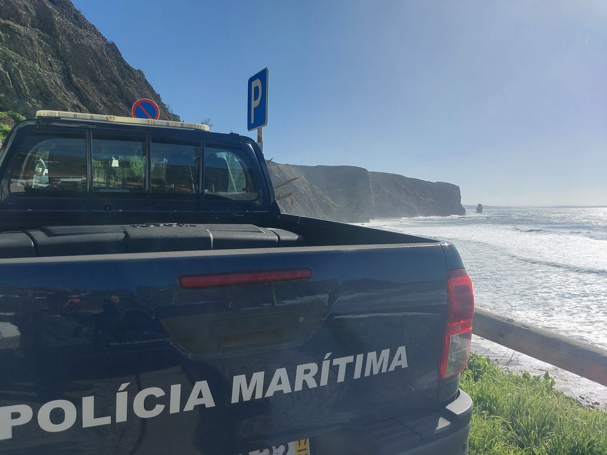 amn_portugal's tweet image. A #AMN encontra-se a efetuar buscas por um jovem, com cerca de 20 anos e nacionalidade romena, que se encontra desaparecido, após alegadamente entrar em dificuldades na água, enquanto se encontrava a banhos, na praia da Arrifana, em #Aljezur.

🗞️amn.pt/Media/Paginas/…