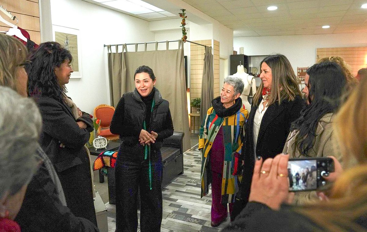 PSOESalamanca's tweet photo. 👉 El barrio del Oeste de Salamanca es un ejemplo de feminismo, de la lucha de la mujer, de igualdad e inclusión, valores que siempre acompañan al PSOE.

🟣 La ministra de Igualdad, Ana redondo, ha visitado este barrio, destacando el firme compromiso del Gobierno con la mujer. https://t.co/wwU0D0ncEv