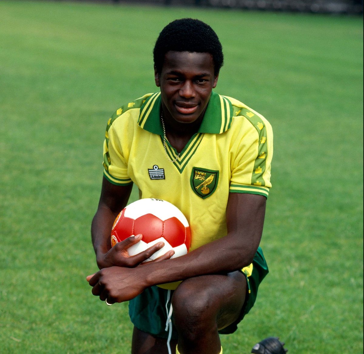 ⚽️Un dia com avui, fa 65 anys, naixia a Hackney (Londres) Justin Fashanu, el primer futbolista de la història en declarar-se obertament homosexual. Ho va fer l'any 1990, sota coacció, i va acabar costant-li la vida l'any 1998, quan va decidir suïcidar-se per la pressió.