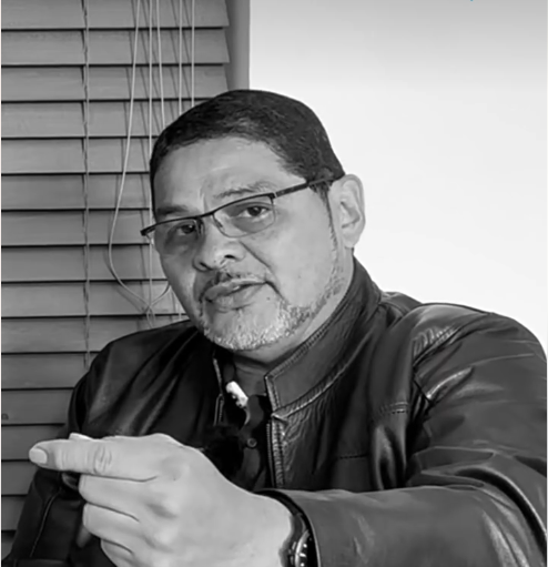 * Sal del exilio, sal de donde estás escondido!
Tantos golpes de 'pecho' que te dabas y saliste a brincar la cerca de una embajada?
Dios quiera que los gringos te arresten!
No al Socialismo y/o Comunismo!