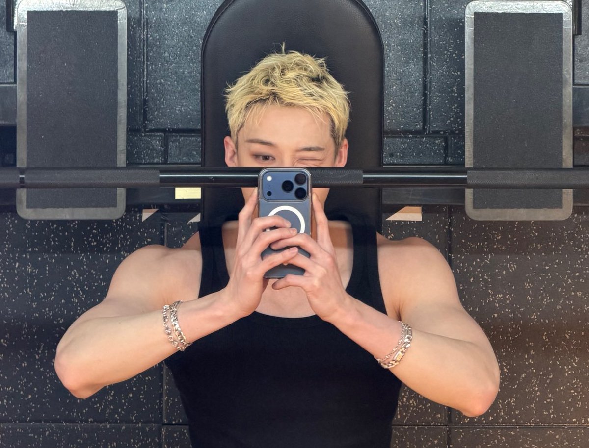 when he said he couldn’t sleep on his side cuz of his shoulders he wasn’t lying HIS SHOULDERS ARE HUGEEE