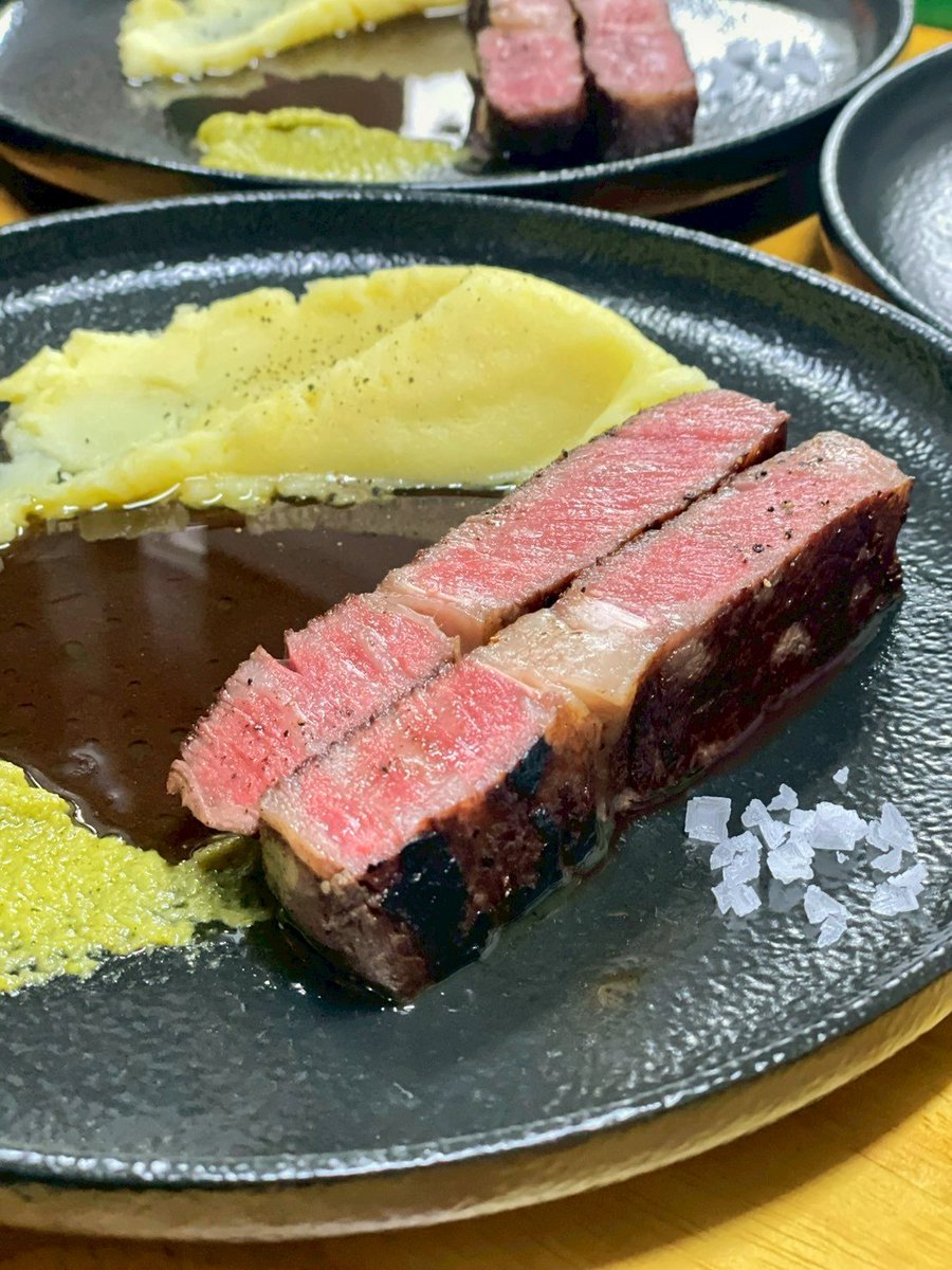 งานดินเนอร์วันนี้สนุกมากกก นานๆได้ทำอะไรใหม่ๆ รายการอาหารวันนี้มีมันทอดกับเบคอนแยม+สลัดมะเขือเทศ ซุปเห็ดพอร์ชินี่กับเกาลัด ราวิโอลี่กุ้งลายเสือจากประมงเรือเล็กเกาะยอ เนื้อย่างถ่าน รอบนี้ได้ของ Kimbara wagyu