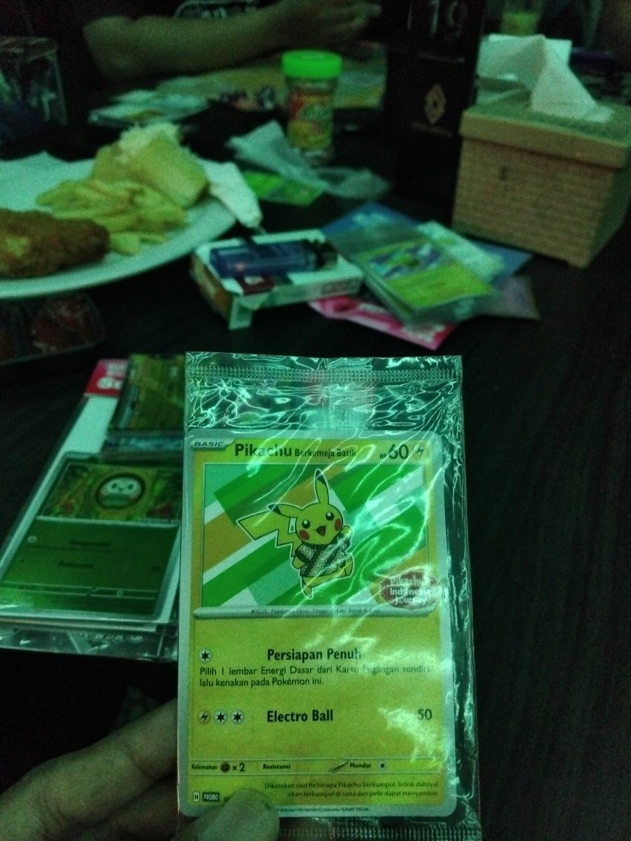 Kuromueima's tweet photo. ポケモンのTCG「ピカチュウバティック」カード、誰か買いたいって人おるんやろか？ https://t.co/46MarnYWQ0