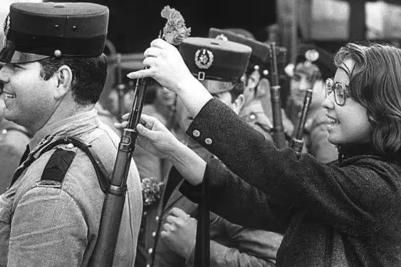 AidaBSanchez's tweet photo. Un símbolo de la democracia mundial...
La historia de #CelesteCaeiro, la mujer que frenó las armas de un golpe militar con #claveles |La #RevoluciónDeLosClaveles: una flor por cada fusil https://t.co/ykBt5XD9TR @MundoLN https://t.co/ReLGSR33hx