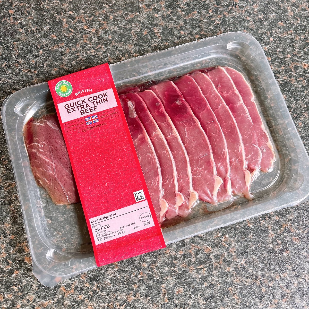 数年前にTwitterで流れてきたSainsbury’s の牛薄切り肉を見かけたので購入してみた。早速、青椒肉絲作ってみたけどドライぽさもなく硬くもならず◎ 1パック200gで£3という使い易さ。ハヤシライス用にもう1パック買ったけど、いついなくなるわからないからストック買い確定。何なら焼肉できそう